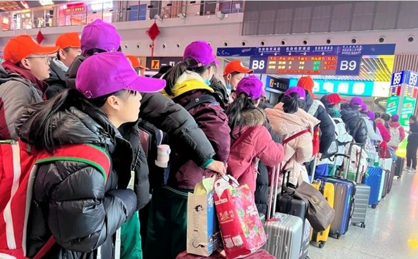 Students from Middle School Affiliated to SDU Brave Snow Delay in Hunan