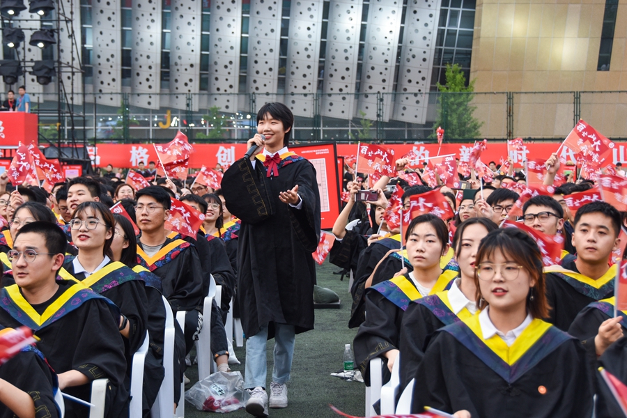 Sea of Smiling Faces Lights up 2021 SDU Graduation Ceremony