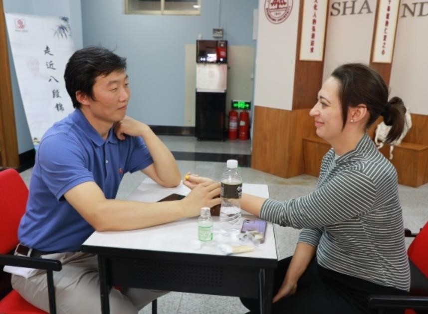 Intl Students Experience Traditional Chinese Medicine